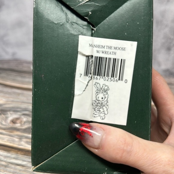 Boyds Bears & Friends Bearstone mayhem the moose with wreath ornament​​ - Picture 7 of 7